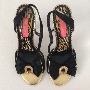 Betsey Johnson horseshoe bow heels